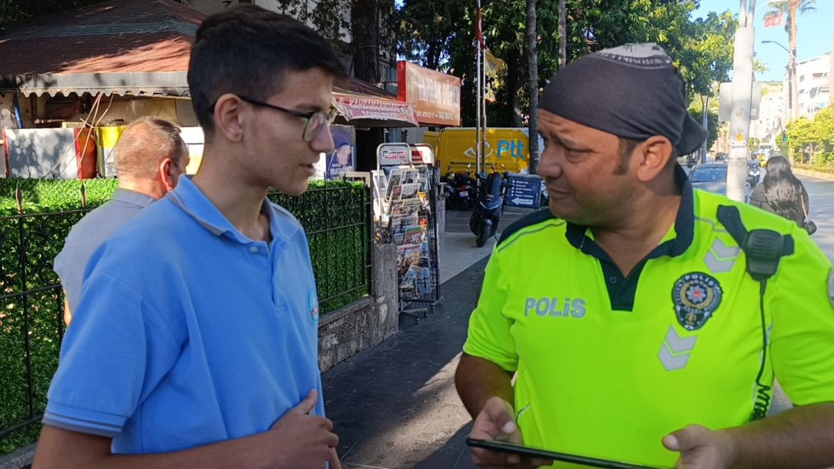 antalyada genc surucu ehliyet sevincini polisle paylasti 5 7zHusmqC