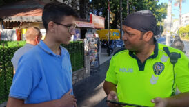 Antalya'da genç sürücü, ehliyet sevincini polisle paylaştı 7 antalyada genc surucu ehliyet sevincini polisle paylasti v4tc7Uca