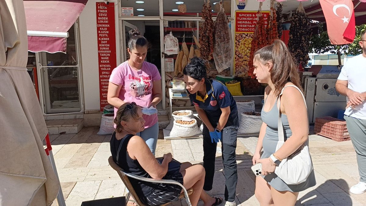 antalyada genc surucu yaya gecidinde carptigi kadinin bir an olsun yanindan ayrilmadi 0 7qNbgdvq