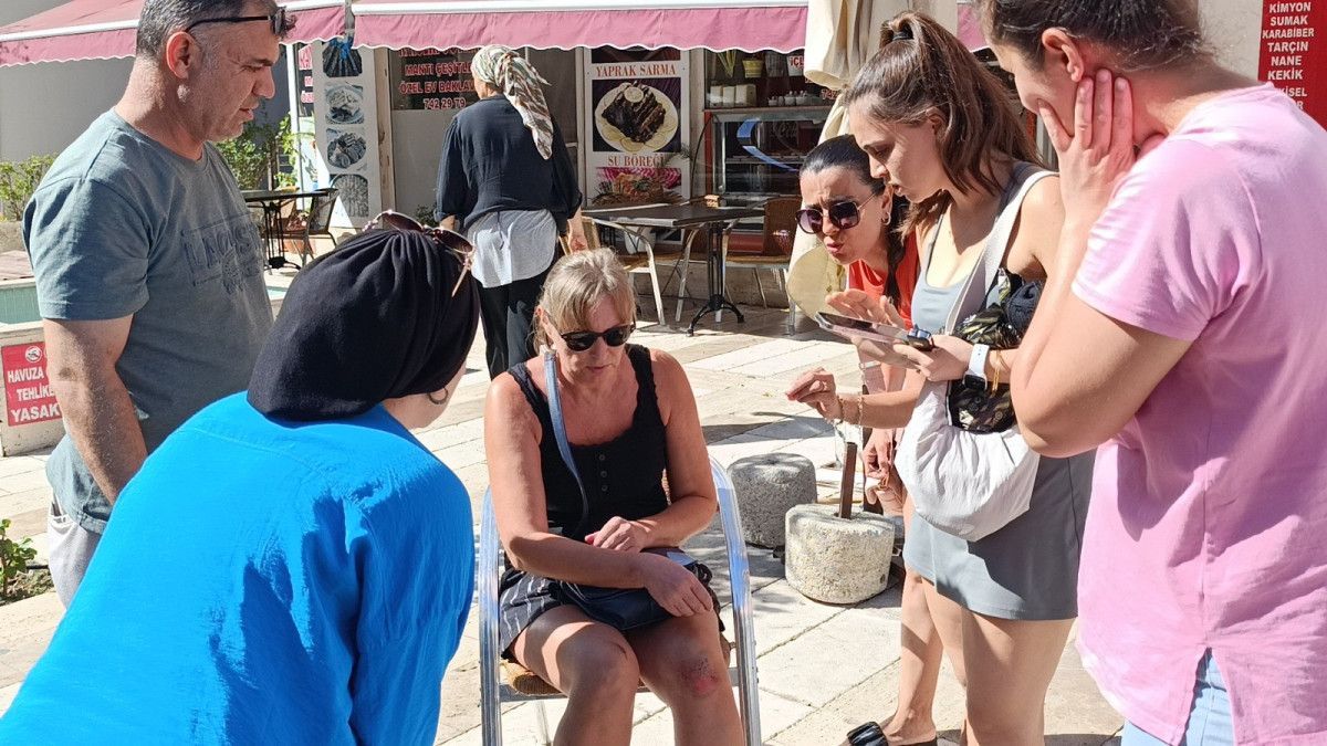 antalyada genc surucu yaya gecidinde carptigi kadinin bir an olsun yanindan ayrilmadi 1 879tsbfN