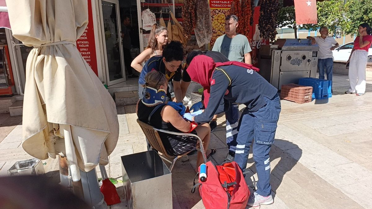 antalyada genc surucu yaya gecidinde carptigi kadinin bir an olsun yanindan ayrilmadi 2 741OzSyQ