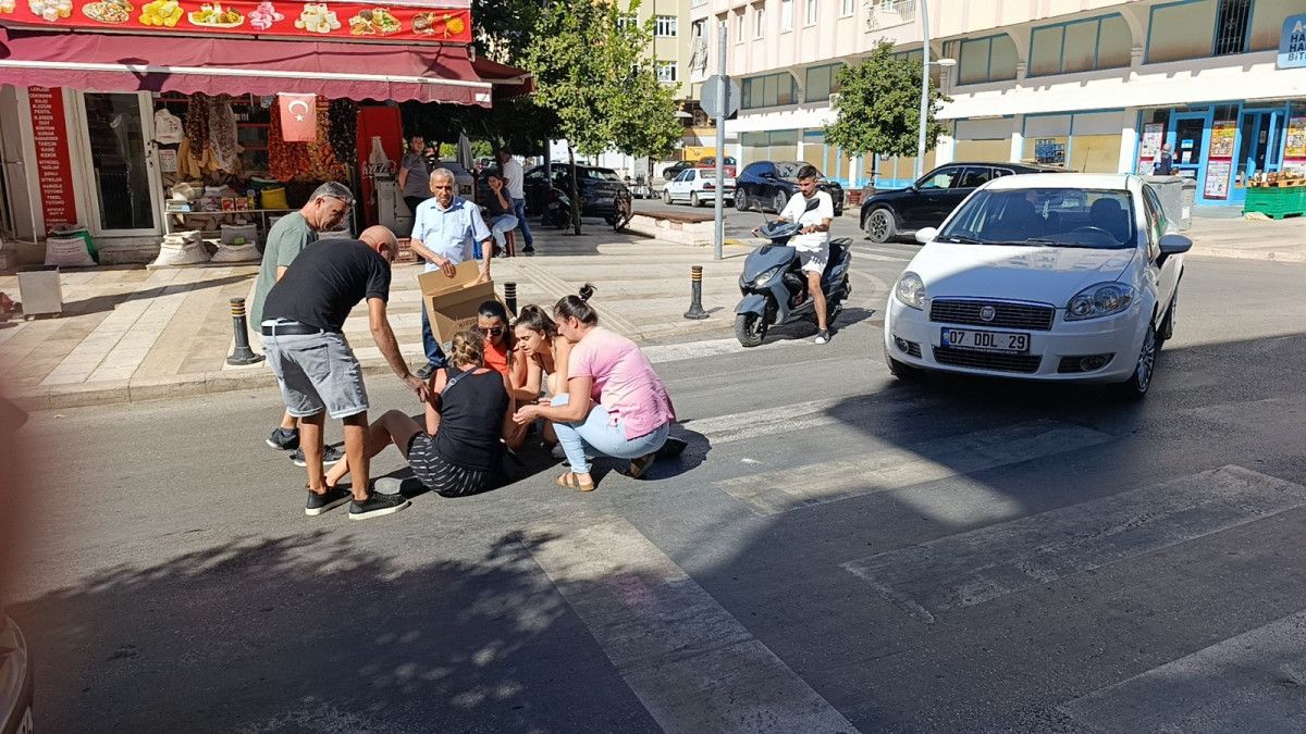 antalyada genc surucu yaya gecidinde carptigi kadinin bir an olsun yanindan ayrilmadi 3 AEtS9k3e