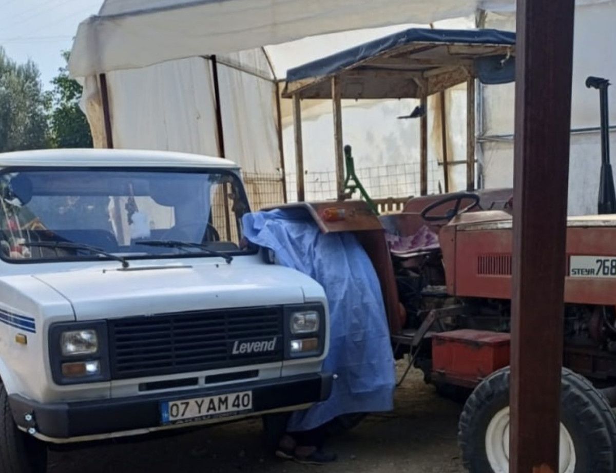 antalyada lastigini tamir ettigi kamyonet ile traktor arasina sikisarak hayatini kaybetti 0 wjR5HjZO