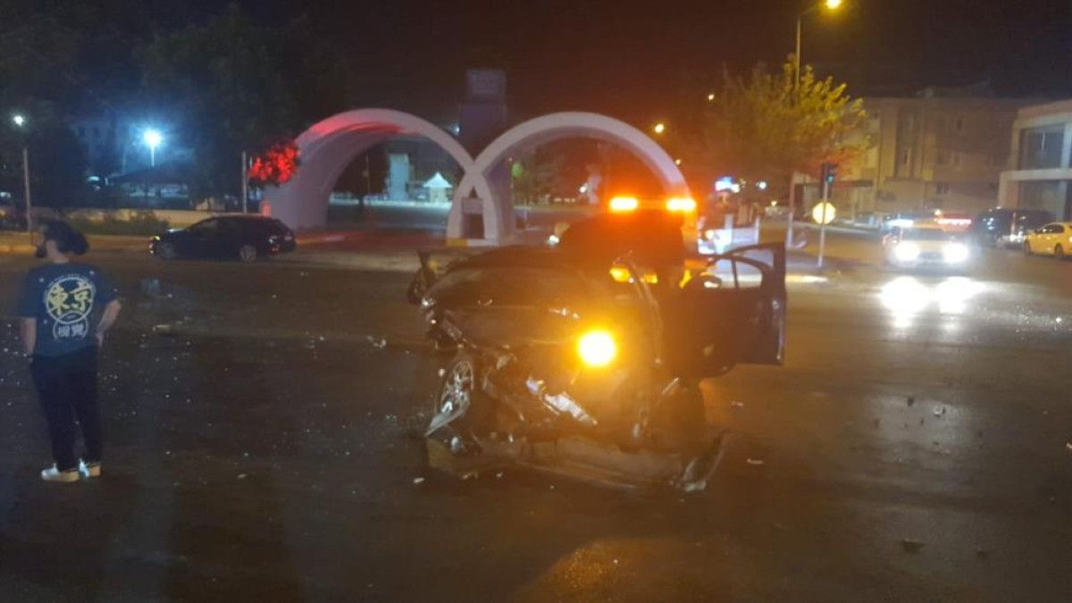 Antalya'da otomobil, kavşağa çıkan aracı biçti: 3 yaralı 2 antalyada otomobil kavsaga cikan araci bicti 3 yarali 1