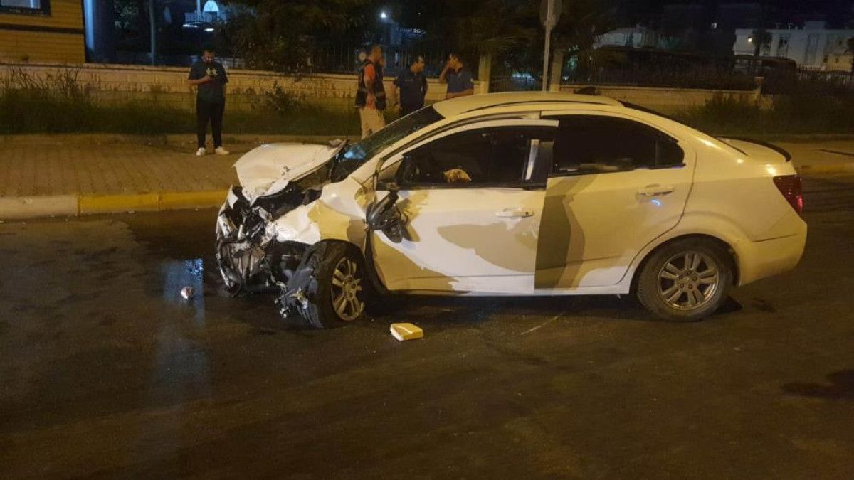 Antalya'da otomobil, kavşağa çıkan aracı biçti: 3 yaralı 3 antalyada otomobil kavsaga cikan araci bicti 3 yarali 2 LWERjc35