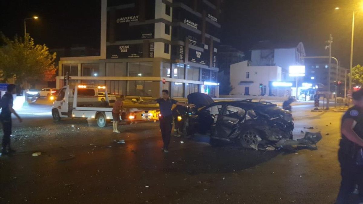Antalya'da otomobil, kavşağa çıkan aracı biçti: 3 yaralı 4 antalyada otomobil kavsaga cikan araci bicti 3 yarali 3 4tPaS4BS
