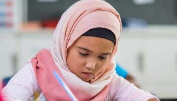 avusturyada hukumet 14 yas altindakiler icin okullarda basortusu yasagi konusunda anlasti bACeIDPE