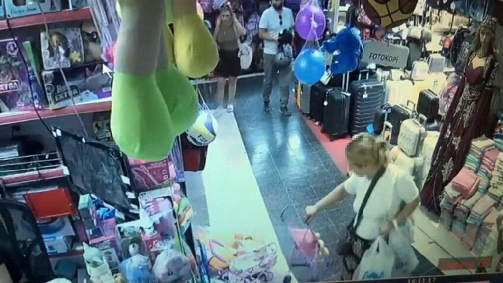 aydinda caldigi 700 tllik oyuncagi cocuguna verdi 10 tllik de alisveris yapti AwJrJD4G