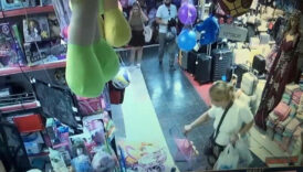 aydinda caldigi 700 tllik oyuncagi cocuguna verdi 10 tllik de alisveris yapti AwJrJD4G