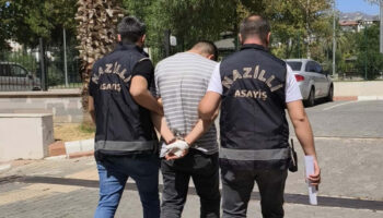 aydinda kendisini polis olarak tanitip 5 milyon tl dolandiran supheli tutuklandi WVUpPJcz