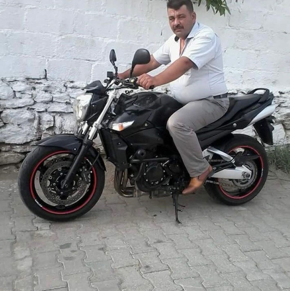 aydinda yol kenarina devrilmis motosikletinin yaninda olu bulundu 1