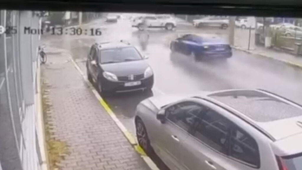 balikesirde polisin dur ihtarina uymadi once yayalara ardindan araclara carpti yRrmVKbL