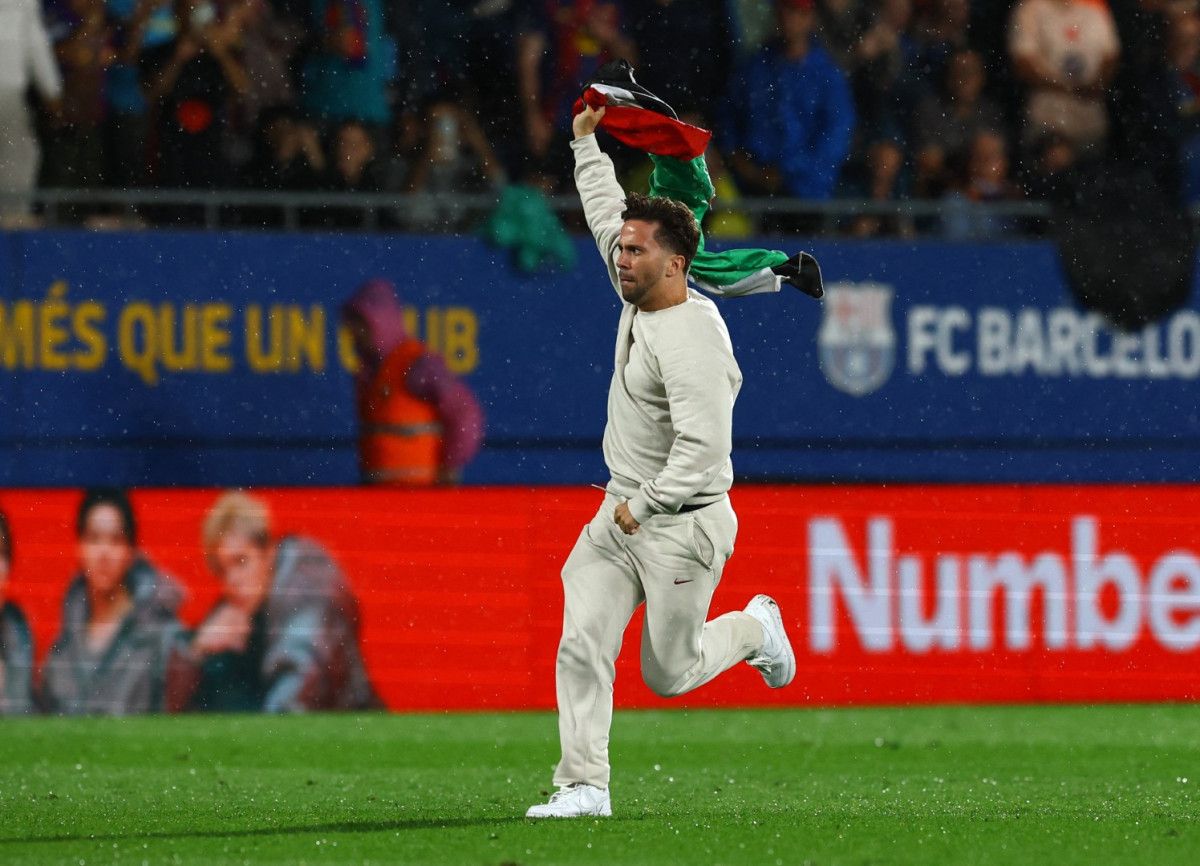 barcelonanin macinda filistin protestosu bayrakla sahaya girdi 0 waUO6Aj2