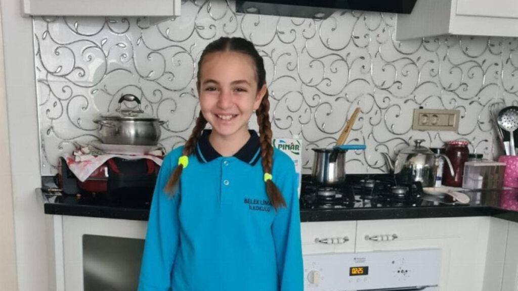 basibos sokak kopeklerinin oldurdugu mahranin mezarina mama biraktilar svmCOpYL