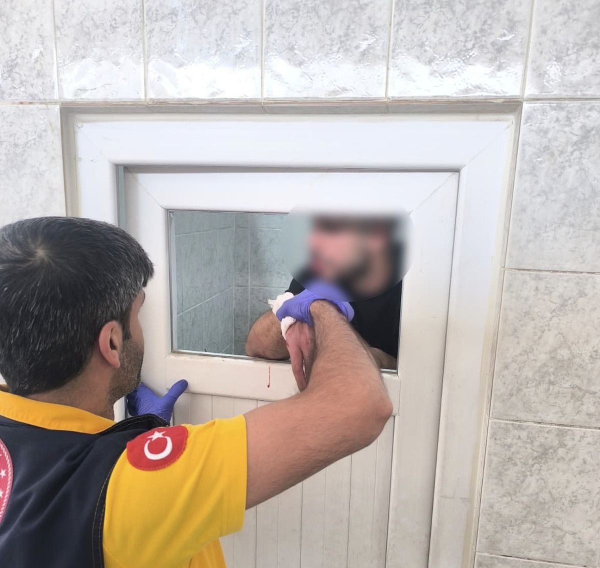 batmanda madde krizine giren sahis caminin tuvalet camina zarar verdi 0 r7NYqDsO