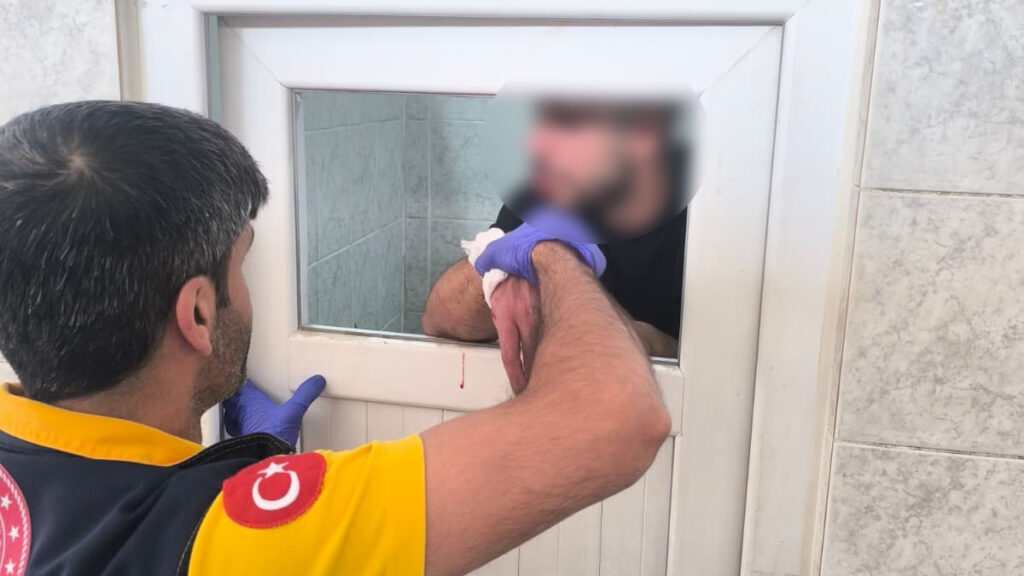 batmanda madde krizine giren sahis caminin tuvalet camina zarar verdi RlEvK5en