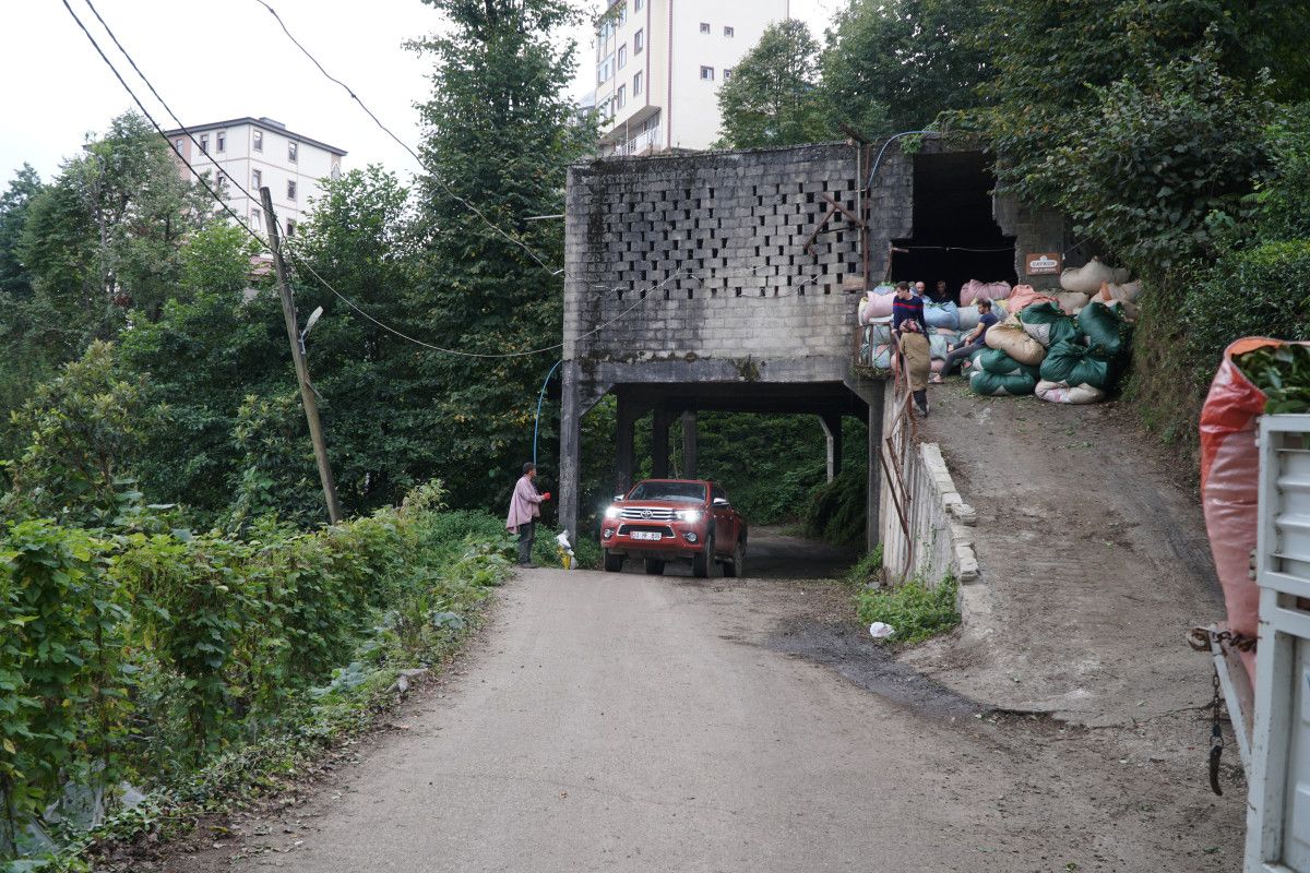 bu yol rizeden baska yerde yok ustu cay alim yeri alti yol 1 UH4yiT2i