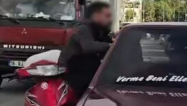 bursada otomobil surucusu disariya cikmayinca motosikletli camdan iceri girmeye calisti vJvizEzX