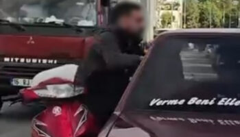 bursada otomobil surucusu disariya cikmayinca motosikletli camdan iceri girmeye calisti vJvizEzX