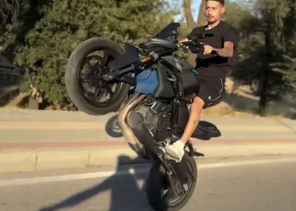 bursada tek teker uzerinde trafikte tehlike sacti sadece oluler gorur 4 HbWMeFpz