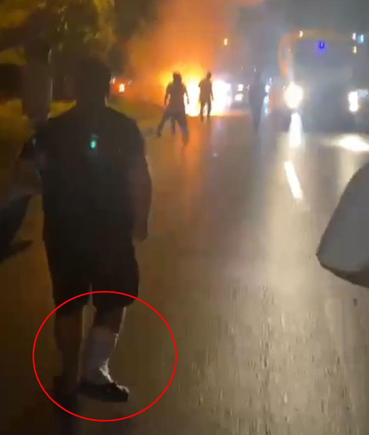 bursada yanan motosikleti ayagi kirik vatandas kurtardi 0 X3FnEnzF