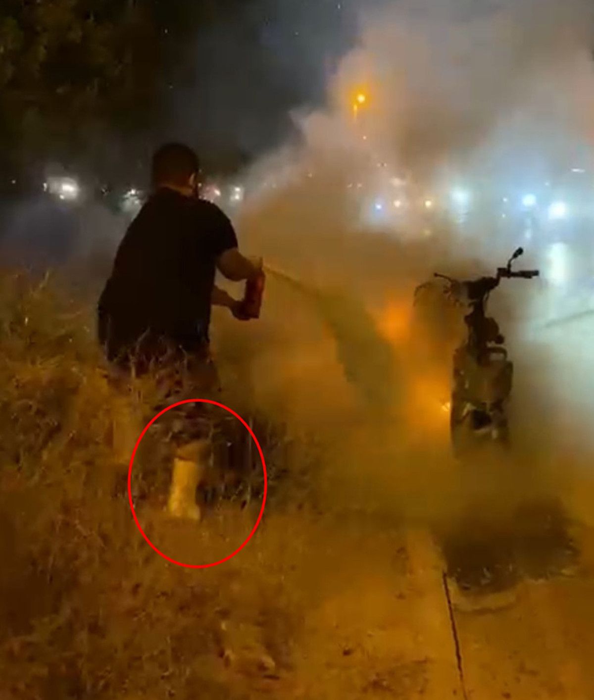 bursada yanan motosikleti ayagi kirik vatandas kurtardi 1