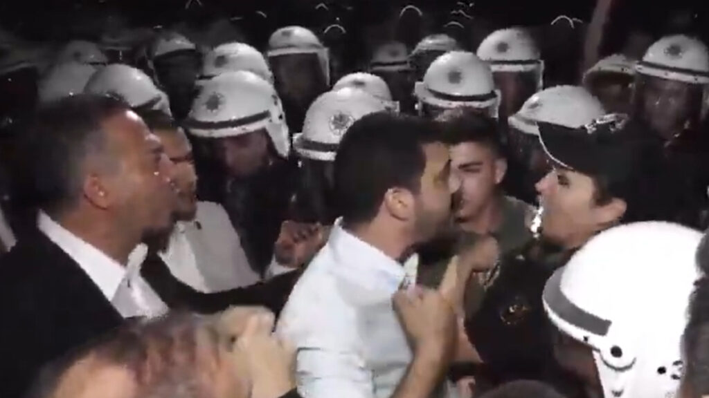 chpliler polislerin uzerine yurudu eHX2HLv7