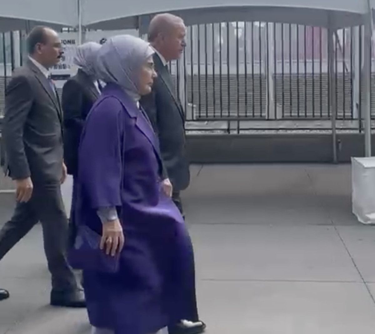 Cumhurbaşkanı Erdoğan, BM binasına Emine Erdoğan ile el ele geldi 2 cumhurbaskani erdogan bm binasina emine erdogan ile el ele geldi 1 a8X4u19m