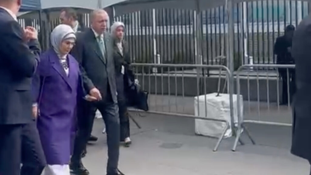 cumhurbaskani erdogan bm binasina emine erdogan ile el ele geldi 7fY5Ghqw