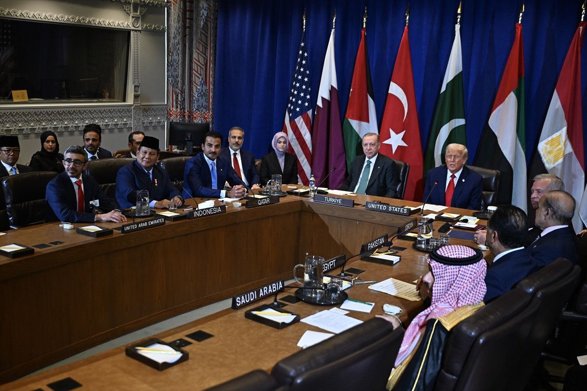 cumhurbaskani erdogan gazze toplantisinda trump ile yan yana oturdu 0 u5ae5V2l