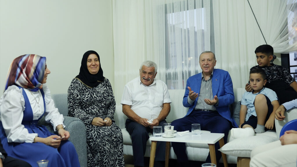 cumhurbaskani erdogandan malatyada depremzede aileye ziyaret 3jL79c5L