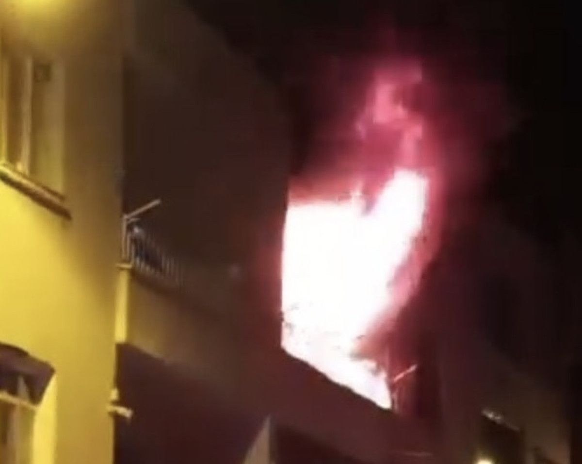 diyarbakirda ev yangini babanin cocugunu kurtarmaya calistigi anlar kamerada 0 QCjj6RAd