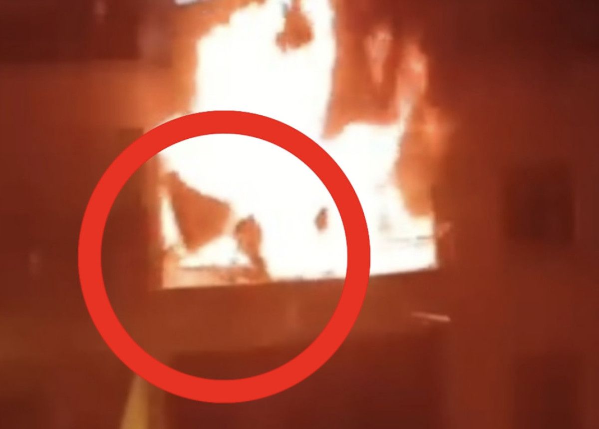 diyarbakirda ev yangini babanin cocugunu kurtarmaya calistigi anlar kamerada 1 kdfcGGQA