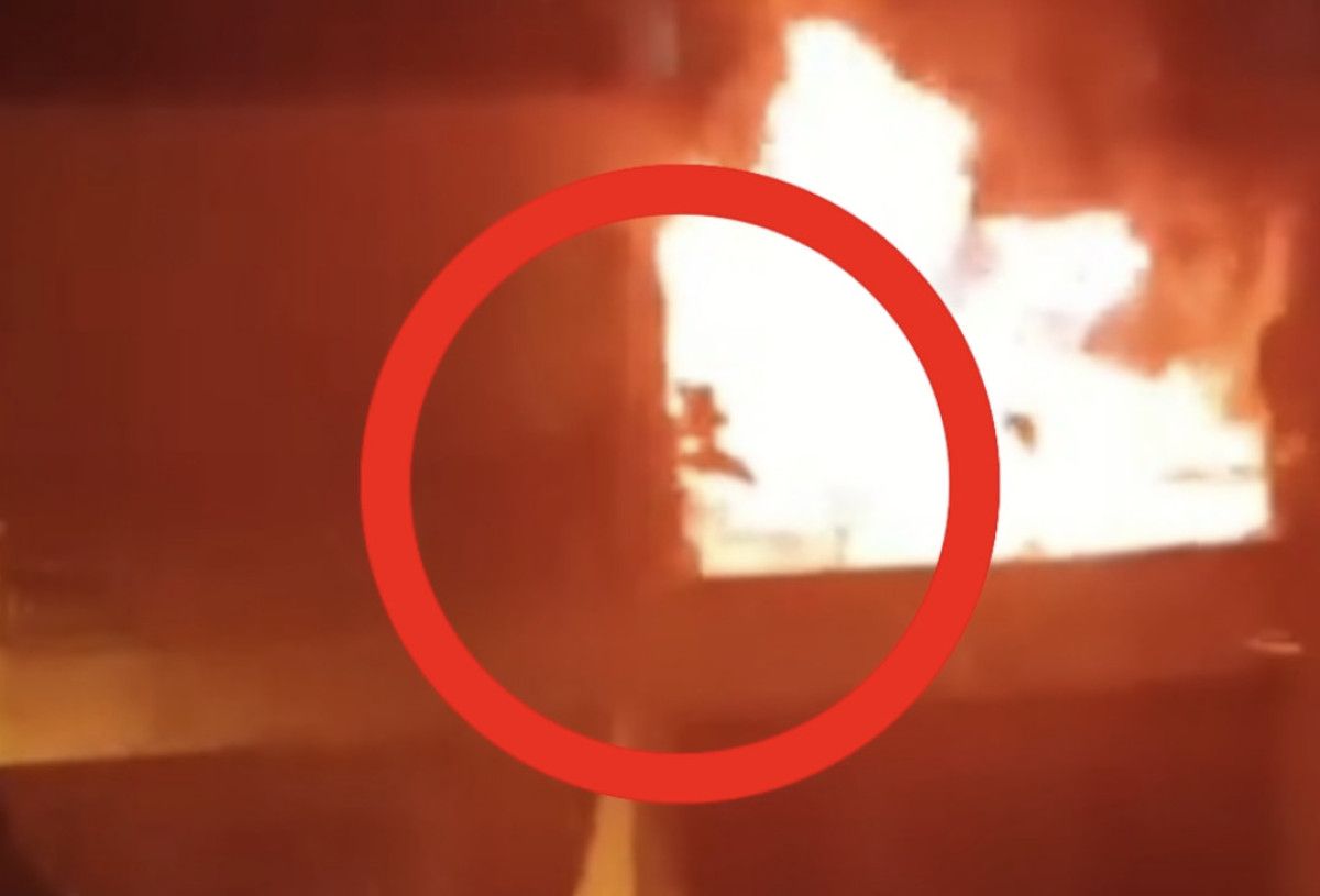 diyarbakirda ev yangini babanin cocugunu kurtarmaya calistigi anlar kamerada 2 YQZ6bmVR