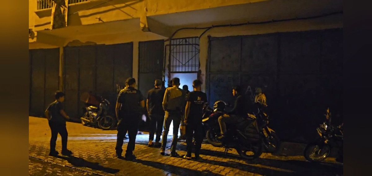 diyarbakirda ev yangini babanin cocugunu kurtarmaya calistigi anlar kamerada 3 KnWVebIk