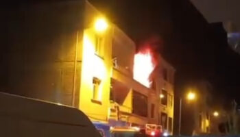 diyarbakirda ev yangini babanin cocugunu kurtarmaya calistigi anlar kamerada 6FTwhWKM