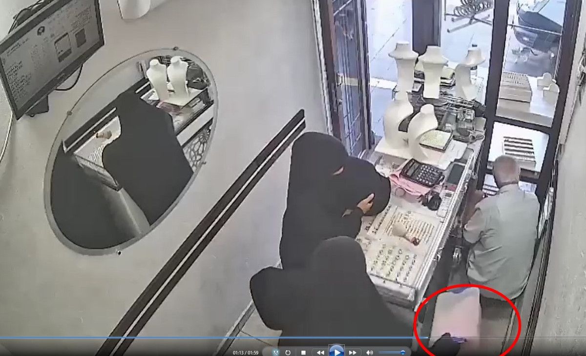 diyarbakirda kuyumcunun dikkatini dagitip 25 kilogram altin caldilar 0 srcQbnZJ