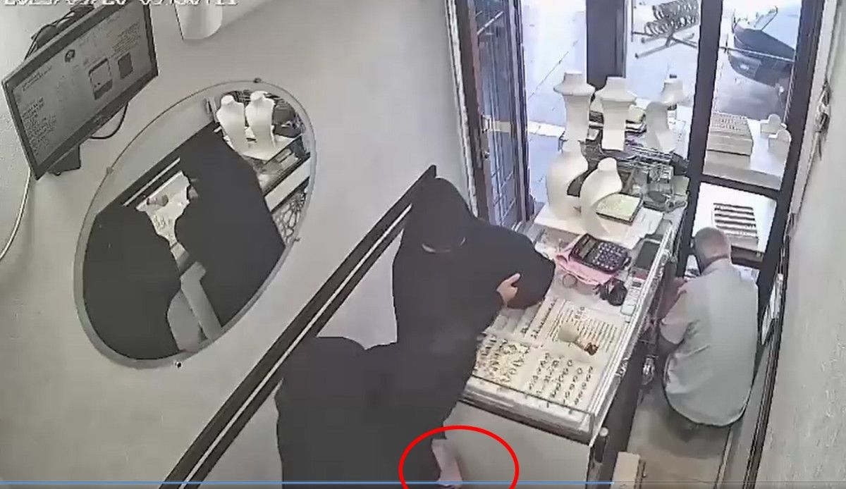 diyarbakirda kuyumcunun dikkatini dagitip 25 kilogram altin caldilar 1 3d3VYy1O