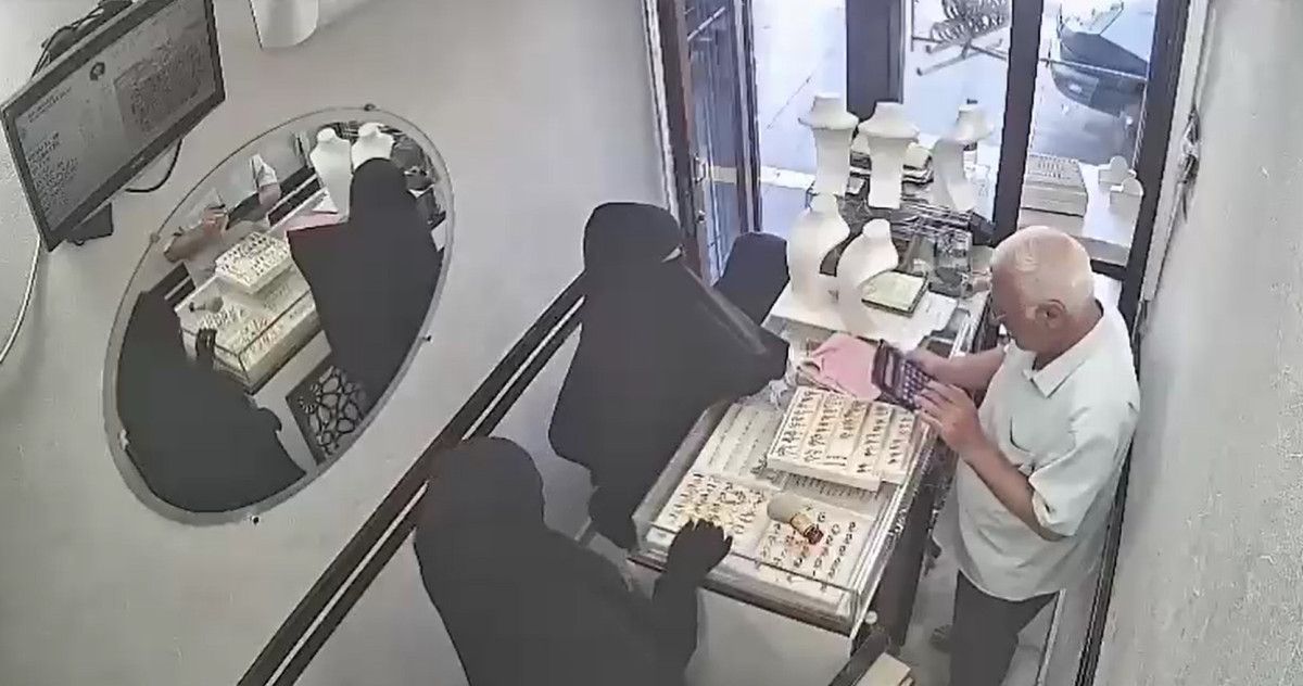 diyarbakirda kuyumcunun dikkatini dagitip 25 kilogram altin caldilar 2 IWTu7j8M