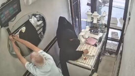 diyarbakirda kuyumcunun dikkatini dagitip 25 kilogram altin caldilar ya6bU1l5