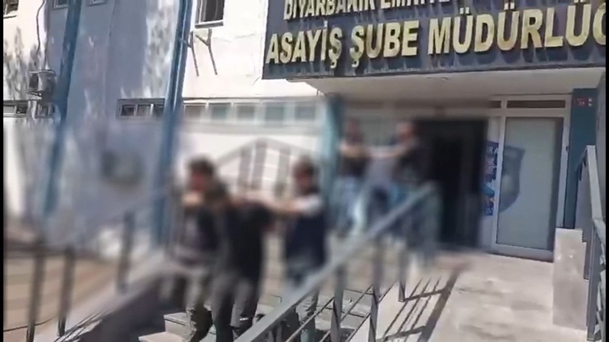 diyarbakirda silahli kavgada yolda gecerken kursunlarin hedefi oldu 3 vRVJS9DQ