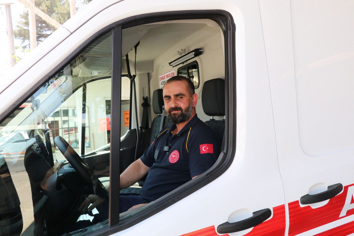 duzcede ambulans soforunden guzel hareket cocuga ayakkabilarini verdi 1 OU96Q5Wt