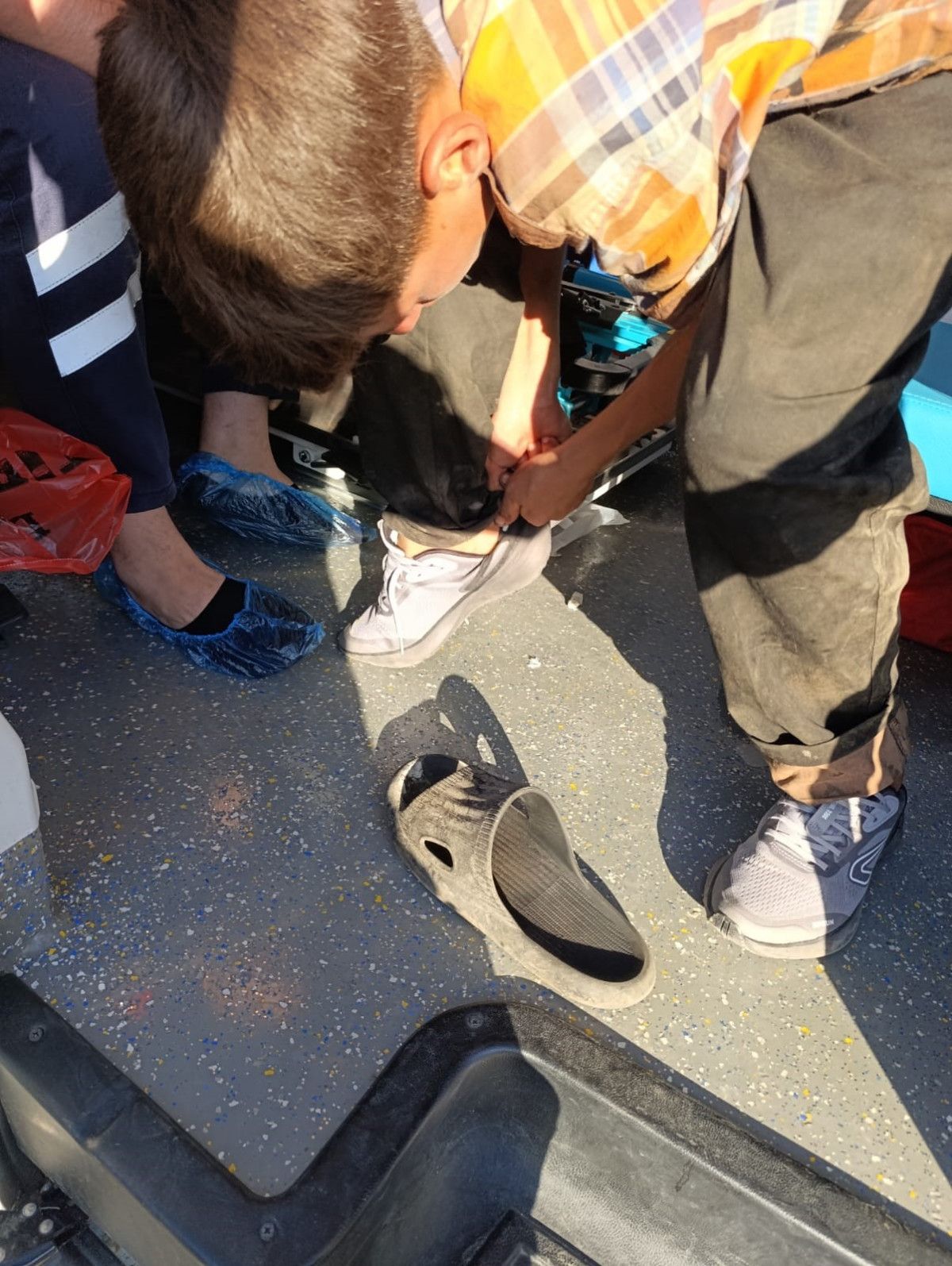 duzcede ambulans soforunden guzel hareket cocuga ayakkabilarini verdi 2 ZpY3dHXC