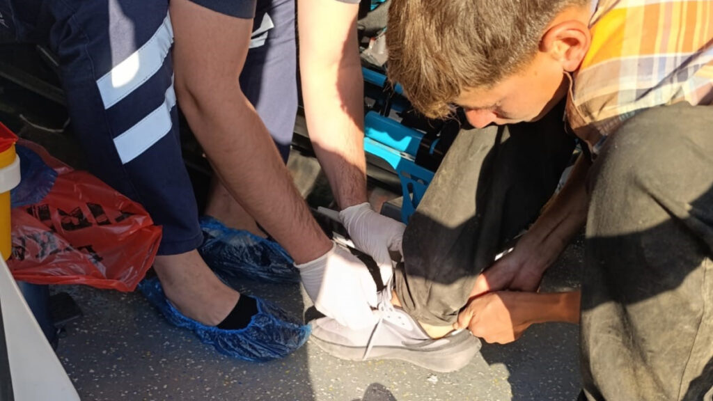 duzcede ambulans soforunden guzel hareket cocuga ayakkabilarini verdi Zh7lOhv2