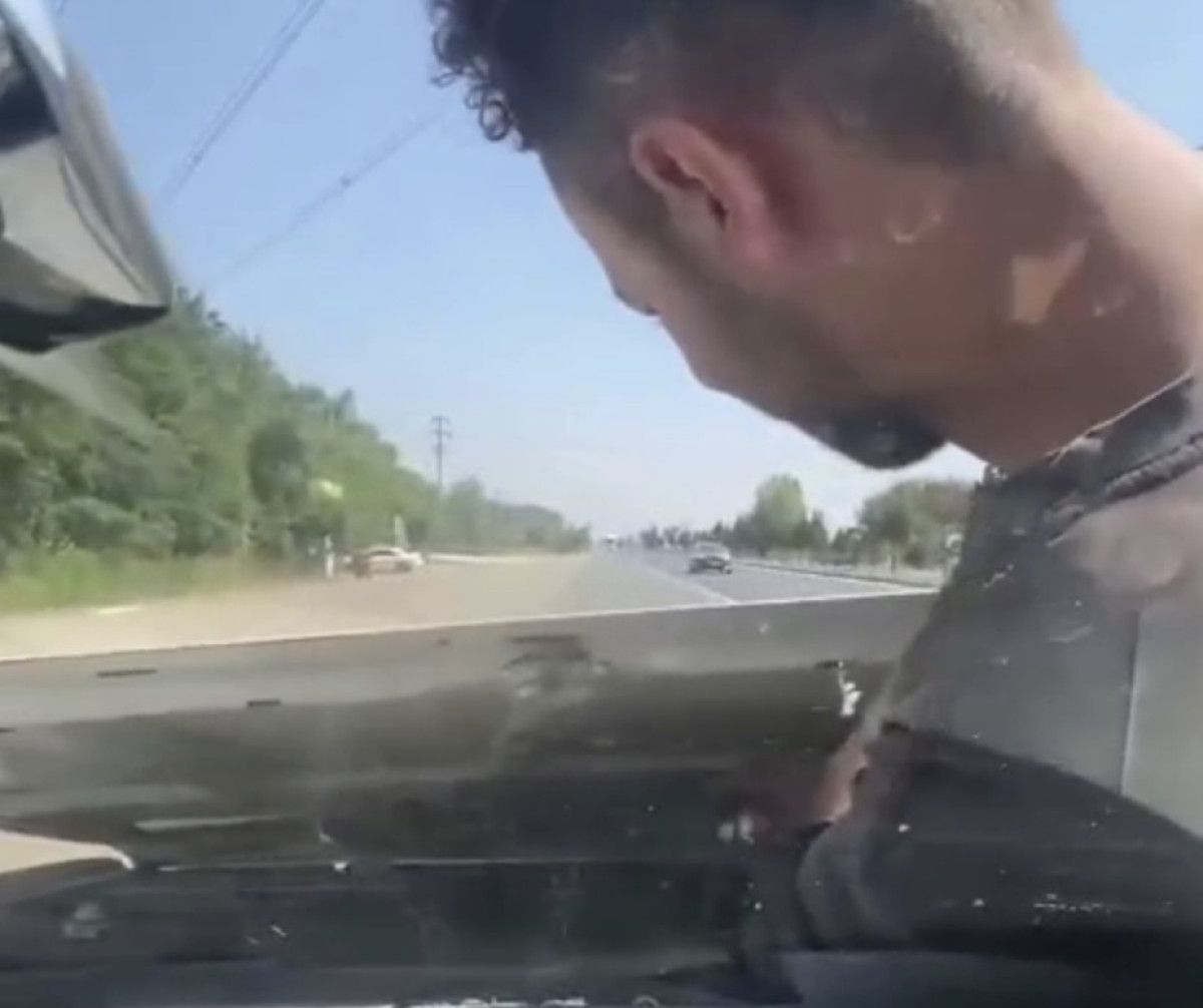 duzcede arizayi bulmak icin ustayi motorun icine bindirdi kaput acik ilerledi 0 T2GziHmM