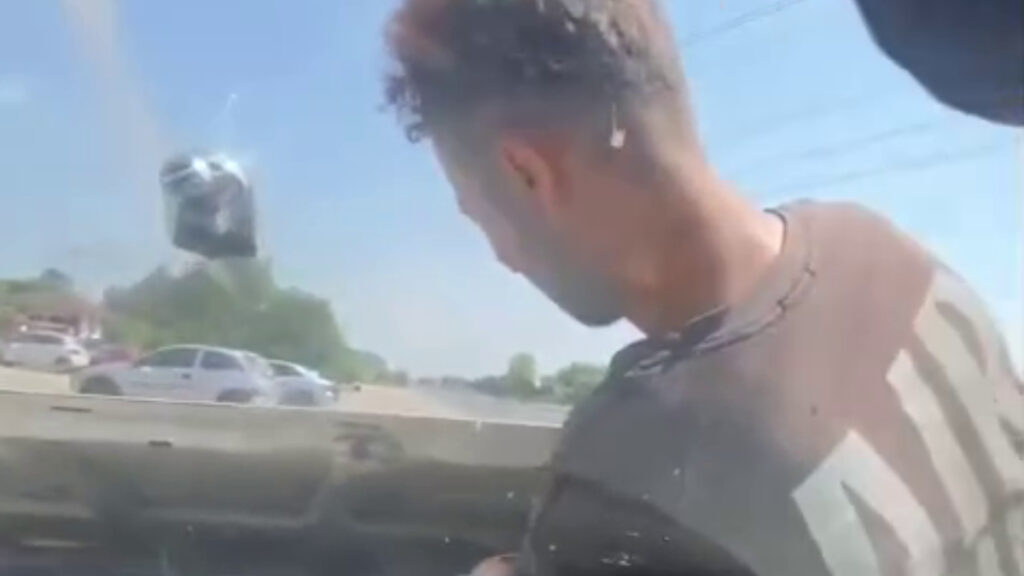 duzcede arizayi bulmak icin ustayi motorun icine bindirdi kaput acik ilerledi z4LXmndN