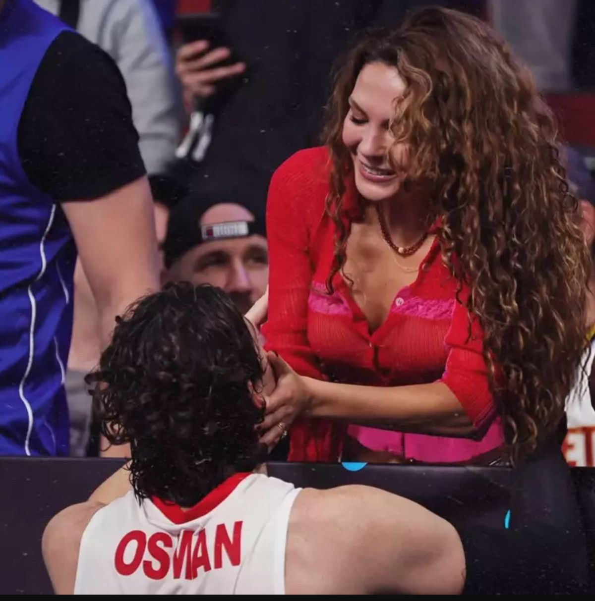 ebru sahinin galibiyet gozyaslari esi cedi osmanin yanina kostu 1 CM43XXIS