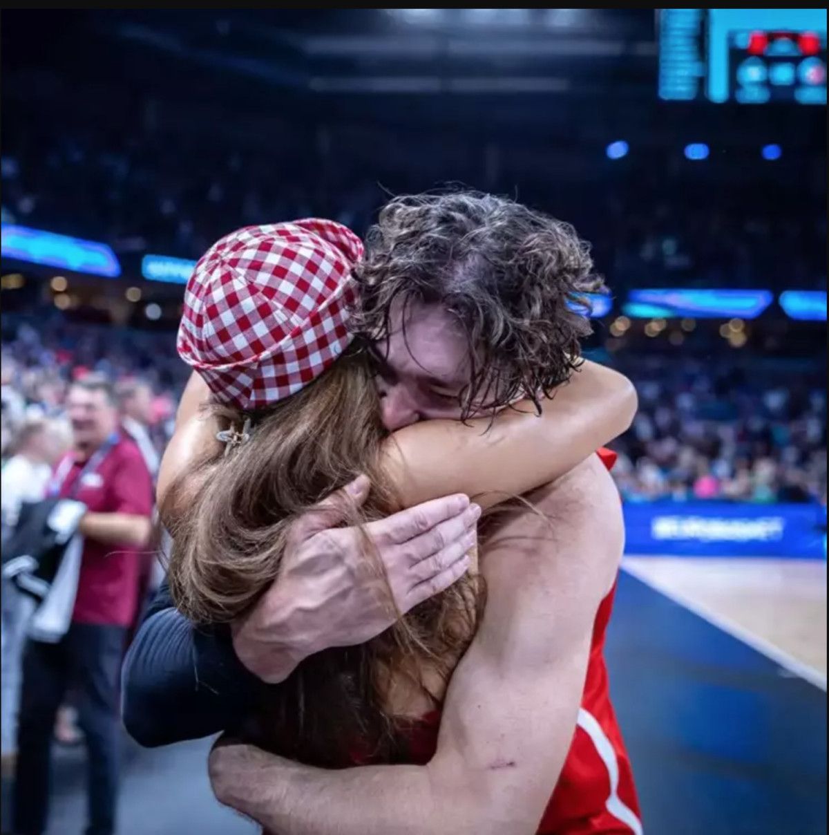 ebru sahinin galibiyet gozyaslari esi cedi osmanin yanina kostu 2 WlFw2PD2