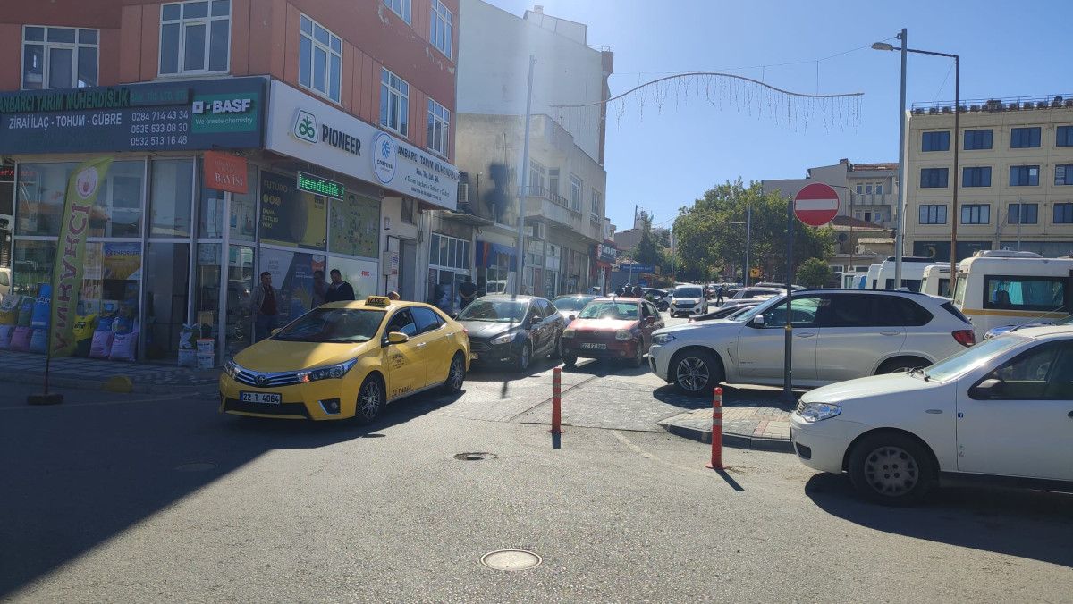 edirnede alkollu surucu minibuse tekme atmak isterken hastanelik oldu 0 QMnivccX