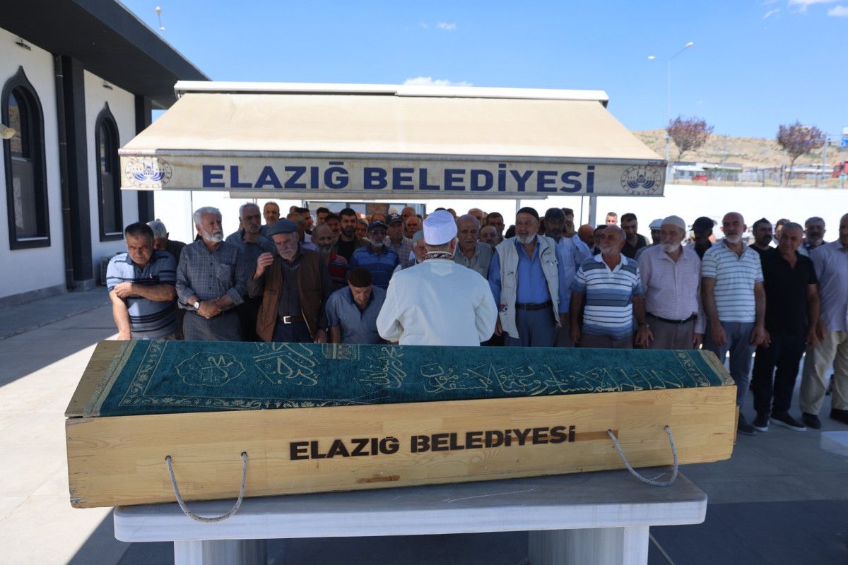 elazigda yarim saat ara ile 2 otomobilin carptigi yasli adam hayatini kaybetti 1 9vJGs2Kn